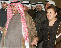 ناصر المحمد بصحبة نورية الصبيح التي أخرجها من الوزارة ناصر المحمد بصحبة نورية الصبيح التي أخرجها من الوزارة