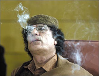 شراهة القذافي في نفث الدخان في وجه ضيوفه ظاهرة لم تنتقدها الصحف