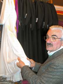 الترزي رانيرو مانسينيللي يعرض الملابس التى قام بتصميمها لقداسة البابا بنيديكت السادس عشر في ورشته بمدينة بورجو في ايطاليا.