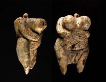 أكتشاف تمثال في ألمانيا لامرأة عامرة الصدر يعود إلى 35 ألف عام