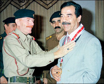 عزة الدوري مع الرئيس العراقي الراحل صدام حسين