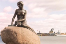 طلاء تمثال الحورية الصغيرة في كوبنهاجن في عمل احتجاجي طلاء تمثال الحورية الصغيرة في كوبنهاجن في عمل احتجاجي