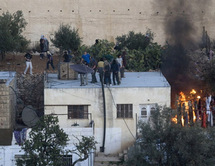 مستوطنون يحرقون منزلا فلسطينيا في الخليل مستوطنون يحرقون منزلا فلسطينيا في الخليل