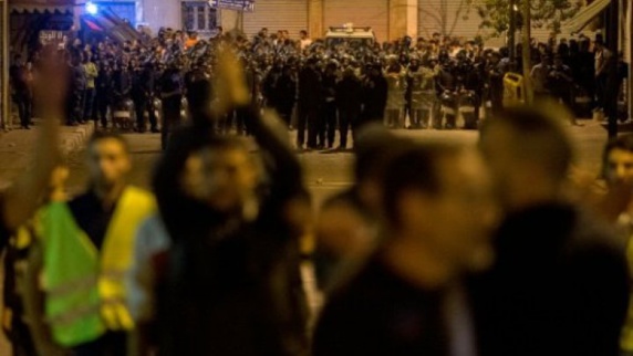 آلاف المتظاهرين بشوارع الحسيمة للمطالبة بالإفراج عن زفزافي آلاف المتظاهرين بشوارع الحسيمة للمطالبة بالإفراج عن زفزافي