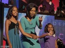 ميشال اوباما وابنتاها ماليا وساشا