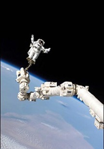 رائدا فضاء روسي وأمريكي يقومان بأول رحلة سير في الفضاء رائدا فضاء روسي وأمريكي يقومان بأول رحلة سير في الفضاء