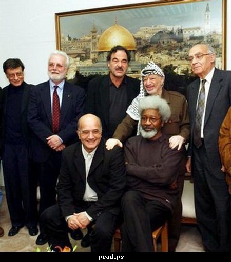 ساراماغو الى جانب عرفات اقصى اليمين وفي اقصى الشمال الشاعر الراحل محمود درويش ساراماغو الى جانب عرفات اقصى اليمين وفي اقصى الشمال الشاعر الراحل محمود درويش