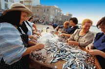 مهرجان الأنشوجة السنوي الذي يقام بقرية لاسكالا المشهورة بصيد الأسماك