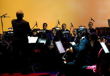 اوركسترا قطر الفلهارمونية تحيي حفلا موسيقيا بقيادة هاينز ستيفينز
