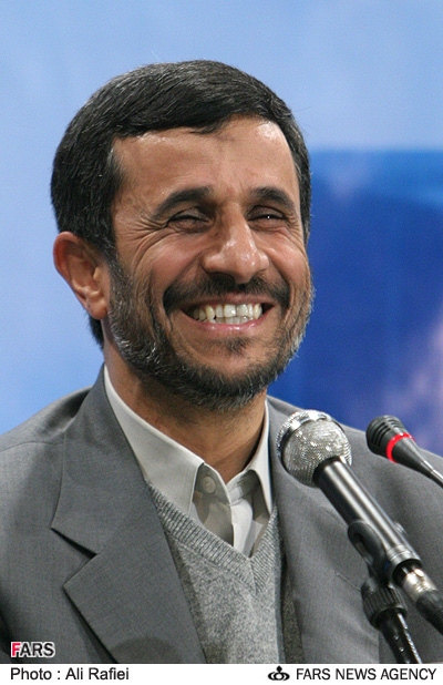  احمدي نجاد يتقدم على منافسيه في انتخابات الرئاسة الإيرانية بنسبة صغيرة