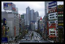 مشهد لاحد شوارع طوكيو مزدحمة المبان