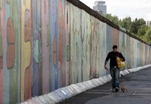 صحيفة ألمانية تهدي أجزاء من جدار برلين للولايات الألمانية في الذكرى العشرين لسقوطه