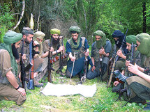 درو كدال (الرابع من اليسار )زعيم القاعدة في المغرب الاسلامي مع مجموعة من مسلحيه
