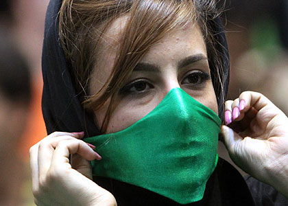 رفسنجاني وسط ولديه مهدي وفائزة رفسنجاني وسط ولديه مهدي وفائزة