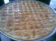 فلسطيني يسعى لدخول موسوعة "جينيس" للأرقام القياسية بأكبر طبق حلويات فلسطيني يسعى لدخول موسوعة "جينيس" للأرقام القياسية بأكبر طبق حلويات