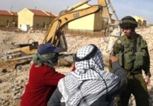 فلسطينيو القدس الشرقية يهدمون منازلهم بأيديهم حتى لا يدفعوا لاسرائيل كلفة الهدم فلسطينيو القدس الشرقية يهدمون منازلهم بأيديهم حتى لا يدفعوا لاسرائيل كلفة الهدم