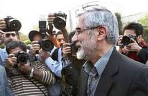 مير حسين موسوي يشجع المقاومة بالتكبير