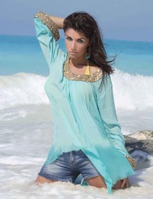 غادة عادل تأخذ حصتها من الشمس على الشاطئ غادة عادل تأخذ حصتها من الشمس على الشاطئ