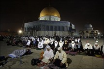 فلسطينيات يؤدين الصلاه في باحة المسجد الاقصى