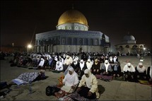 فلسطينيات يؤدين الصلاه في باحة المسجد الاقصى فلسطينيات يؤدين الصلاه في باحة المسجد الاقصى