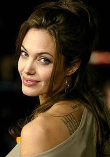 هوليوود لم تعد تلبي طموحها ...أنجيلينا جولي تفكر أن تكون أول رئيسة للولايات المتحدة هوليوود لم تعد تلبي طموحها ...أنجيلينا جولي تفكر أن تكون أول رئيسة للولايات المتحدة