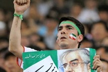 الفيفا تستوضح من ايران قضية عقوبات على لاعبين ارتدوا شارات خضراء 