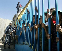 زيارة مفاجئة لهنية وعبور ألف عالق فلسطيني في اليوم الأول لفتح معبر رفح زيارة مفاجئة لهنية وعبور ألف عالق فلسطيني في اليوم الأول لفتح معبر رفح