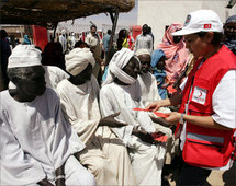 الصليب الاحمر يقدم المساعدات الانسانية للمناطق المنكوبة الصليب الاحمر يقدم المساعدات الانسانية للمناطق المنكوبة