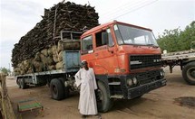 سائقون سودانيون يمارسون أخطر المهن في العالم خلال نقلهم المؤن إلى اللاجئين في دارفور سائقون سودانيون يمارسون أخطر المهن في العالم خلال نقلهم المؤن إلى اللاجئين في دارفور