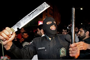 المعتقلون في إيران يصفون عمليات الضرب والاعترافات القسرية في تقرير دولي المعتقلون في إيران يصفون عمليات الضرب والاعترافات القسرية في تقرير دولي