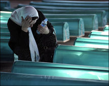 احدى الناجيات من المجزرة تبكي امام آلاف النعوش لضحايا سريبرينيتسا