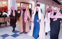 رجال هيئة الامر بالمعروف والنهي عن المنكر في كل مكان بالشوارع السعودية