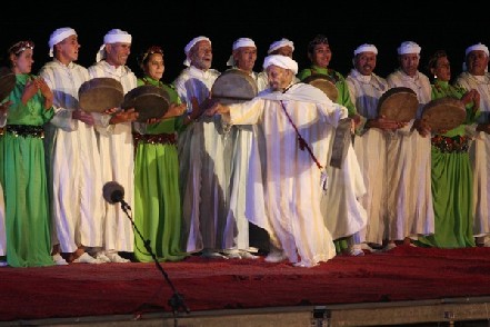 من رقصات محافظة ظفار الشعبية التى تقدمها مهرجان صلالة السياحي من رقصات محافظة ظفار الشعبية التى تقدمها مهرجان صلالة السياحي