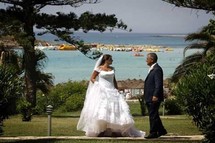 شهر عسل في بلاد افروديت...لبنانيون في قبرص لعقد الزواج المدني المحظور في بلادهم 