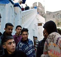 المغاربة في أوروبا متمسكون بالعلاقات مع بلدهم وراغبون في الاندماج مع بلدان المهجر المغاربة في أوروبا متمسكون بالعلاقات مع بلدهم وراغبون في الاندماج مع بلدان المهجر