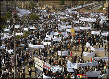 الزوار الشيعة جاؤوا بالآلاف للمشاركة في ذكرى وفاة الامام الكاظم (ارشيف) الزوار الشيعة جاؤوا بالآلاف للمشاركة في ذكرى وفاة الامام الكاظم (ارشيف)