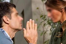 تكرار حالات الاعتذار العلني من الزوجة في العالم العربي بلافتة وأنغام موسيقية