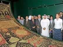 الشيخ سلطان بن طحنون يتأمل المعروضات وبجانبه وزيرة الدولة التركية وضيوف المعرض الشيخ سلطان بن طحنون يتأمل المعروضات وبجانبه وزيرة الدولة التركية وضيوف المعرض