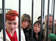 الممرضات البلغاريات والطبيب الفلسطيني أثناء وجودهم خلف القضبان