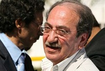 دريد لحام يفتتح مسرحية نساء غزة ويغني للفلسطينيين بكتب اسمك يا بلادي دريد لحام يفتتح مسرحية نساء غزة ويغني للفلسطينيين بكتب اسمك يا بلادي