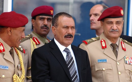الرئيس صالح بين جنرالاته الرئيس صالح بين جنرالاته