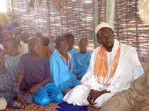 الشيخ تيداياني تالا يجلس مع تلاميذه داخل أحد الكتاتيب.