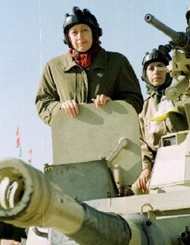 مريم رجوي زعيمة مجاهدي خلق بلباس الميدان