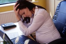 بريطانية تتحدى المنع وتحمل بطفلها الـ 14 بعد أن أخذت السلطات جميع أطفالها السابقين بريطانية تتحدى المنع وتحمل بطفلها الـ 14 بعد أن أخذت السلطات جميع أطفالها السابقين