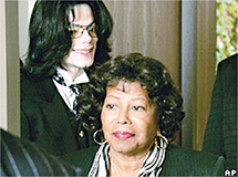 مايكل جاكسون ووالدته كاترين
