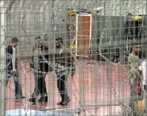 اسرائيل تضيق على السجناء الفلسطينيين في ممارسة شعائرهم الدينية اسرائيل تضيق على السجناء الفلسطينيين في ممارسة شعائرهم الدينية