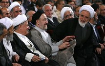 كروبي يمازح خاتمي والى جانبهما رفسنجاني كروبي يمازح خاتمي والى جانبهما رفسنجاني