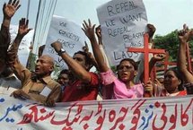 جماعة من المسلمين الغاضبين في باكستان يقتلون ستة مسيحيين اتهموهم بتدنيس القرآن