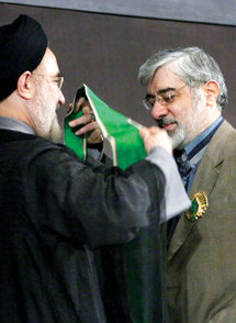 الرئيس الايراني السابق الاصلاحي محمد خاتمي مع مير حسين موسوي- أرشيف الرئيس الايراني السابق الاصلاحي محمد خاتمي مع مير حسين موسوي- أرشيف