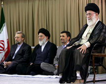 أقطاب المعارضة الأيرانية لم يشاركوا في مراسم تصديق مرشد الثورة على أنتخاب نجاد 